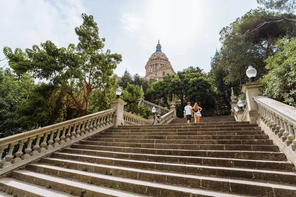 Barcelona, Spanien. Platz Spaniens und weltberühmter Zauberbrunnen, Kunstmuseum Kataloniens. Sonniger Tag in schöner Stadt. Schöne Treppe mit Statuen Stockfoto