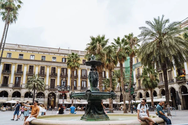 Barcelona Spanien September 2021. Einer der schönsten Touristenorte in Barcelona mit vielen Cafés und Palmen ist der Royal Plaza Real. Schöne Stadt. Schöne Spaziergänge entlang der engen alten Straße Stockbild