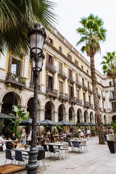 Barcelona Spanien September 2021. Einer der schönsten Touristenorte in Barcelona mit vielen Cafés und Palmen ist der Royal Plaza Real. Schöne Stadt. Schöne Spaziergänge entlang der engen alten Straße Stockfoto