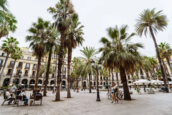 Barcelona Espanha setembro 2021. Um dos pontos turísticos mais bonitos de Barcelona, com muitos cafés e palmeiras é o Royal Plaza Real. Bela cidade. Caminhadas agradáveis ao longo da rua velha estreita Imagens Royalty-Free