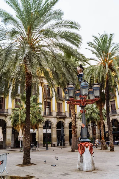 Barcelona Spanien September 2021. Einer der schönsten Touristenorte in Barcelona mit vielen Cafés und Palmen ist der Royal Plaza Real. Schöne Stadt. Schöne Spaziergänge entlang der engen alten Straße Stockbild