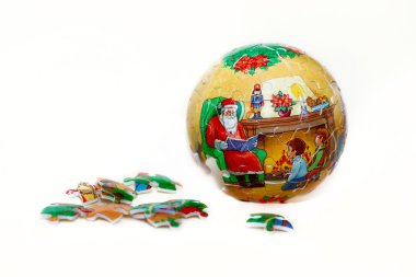 Noel ball puzzle parçaları izole
