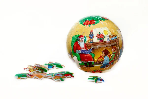 Рождественский мяч головоломка из частей изолированы — стоковое фото