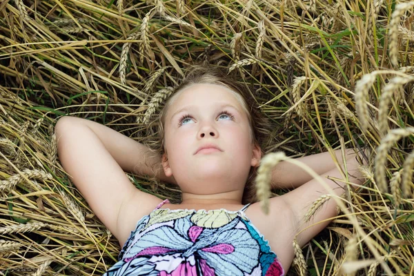 sevimli kız bir alanda yalan ve rüya