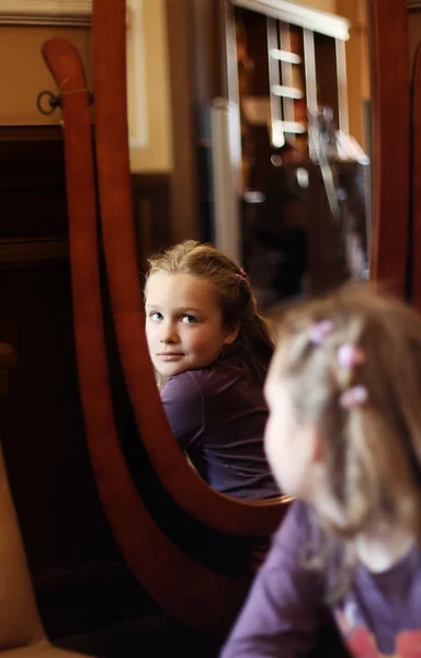 Portrait of a little girl in front of a mirror — Stock Photo, Image
