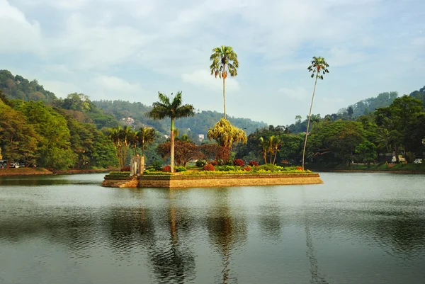 Île dans le lac de Kandy, Sri Lanka — Photo