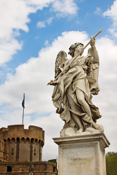 Estátua de mármore do anjo por Bernini contra o fundo do Elenco — Fotografia de Stock