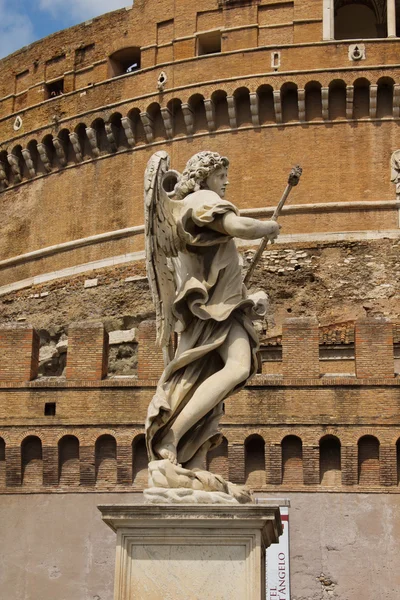 Marmeren standbeeld van engel door bernini tegen de achtergrond van cast — Stockfoto