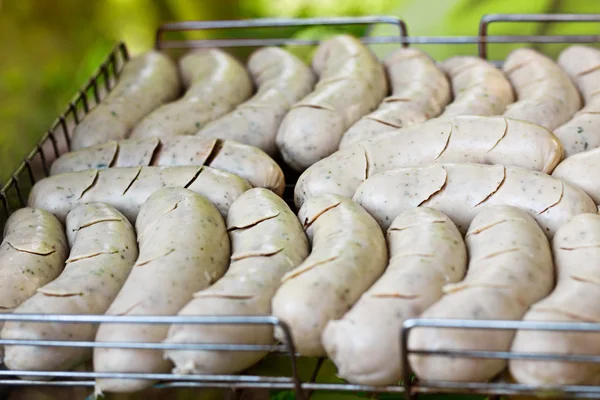 Баварські білі ковбаски на грилі — стокове фото