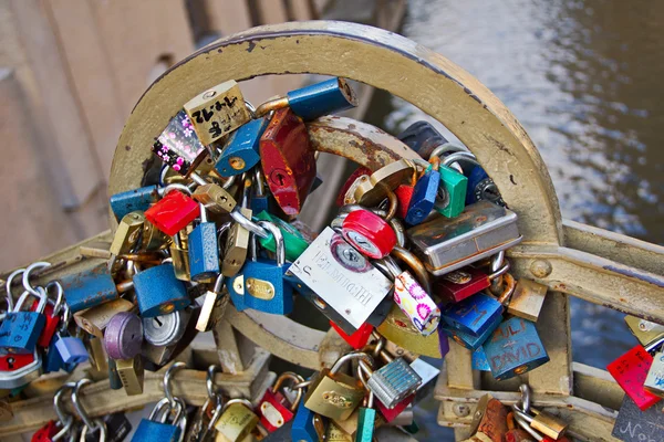 Hänglås på staket i Prag, symbol för kärlek — Stockfoto