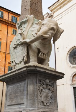 fil ve Dikilitaş bernini tarafından tasarlanmış bir heykel olduğunu