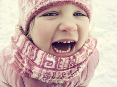 mutlu küçük kız kış aylarında gülüyor