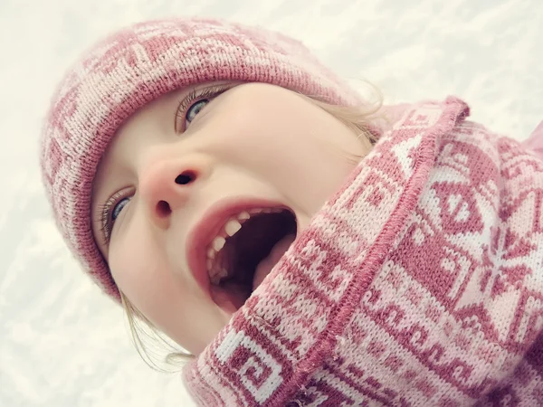 Счастливая маленькая девочка смеется зимой — стоковое фото