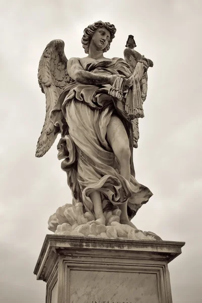 En av änglarna på sant' angelo bridge i Rom, Italien — Stockfoto