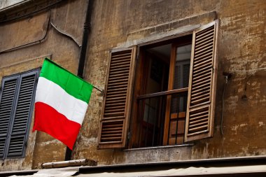 Roma, İtalya Cephesi İtalyan bayrağı ile pencere açtı