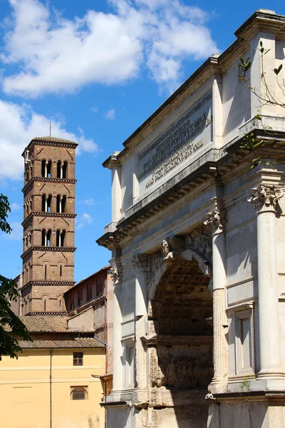 El campanario y el arco de Tito en el Foro Romano, Roma — Foto de Stock