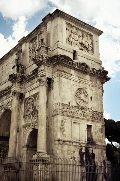 Constantinův oblouk nedaleko colosseum, Řím — Stock fotografie