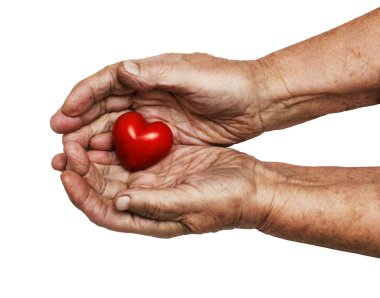 oudere vrouw rood hart houden in haar palmen