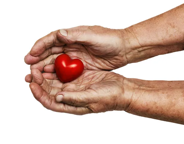 oudere vrouw rood hart houden in haar palmen