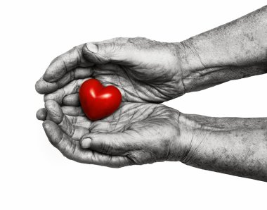 oudere vrouw rood hart houden in haar palmen