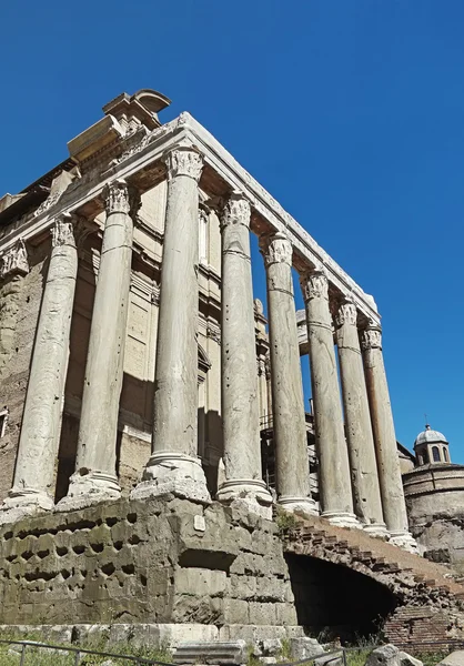 De kerk van san lorenzo in miranda in de Romeinse forum — Stockfoto
