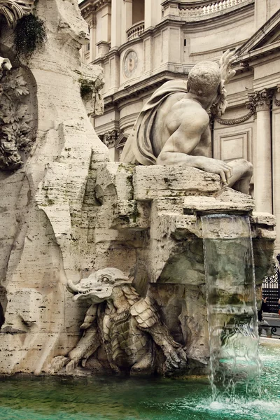 Detail van de "fontein van de vier rivieren", Rome, Italië — Stockfoto