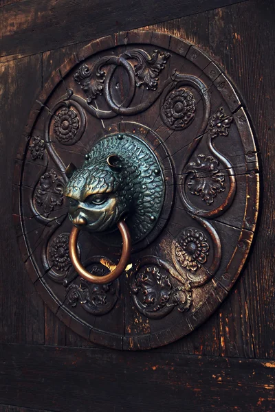 Antique knocker on a wooden door, Augsburg, Alemanha — Fotografia de Stock
