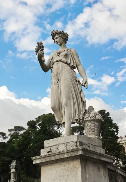 Bir piazza del popolo içinde dört alegorik heykeller — Stok fotoğraf