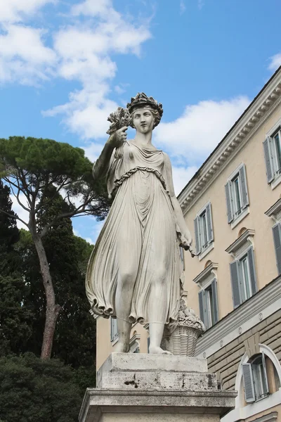 Uma das quatro esculturas alegóricas na Piazza del Popolo — Fotografia de Stock