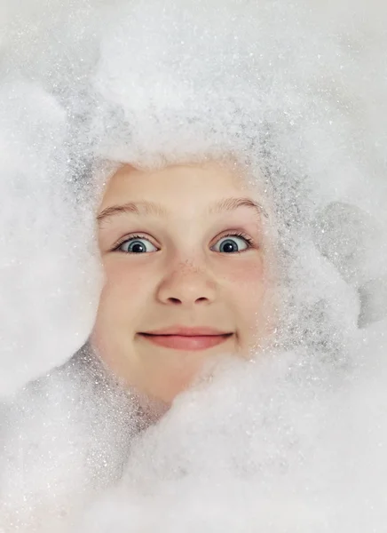 Happy baby i badet, bada i skummet — Stockfoto