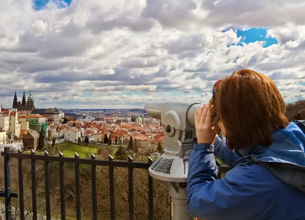 Jeune femme regardant Mala Strana et la cathédrale Saint-Vitus à Pr — Photo