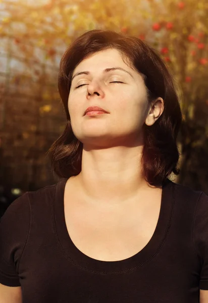 güzel bir kadın açık kapalı gözlerle rahatlatıcı 