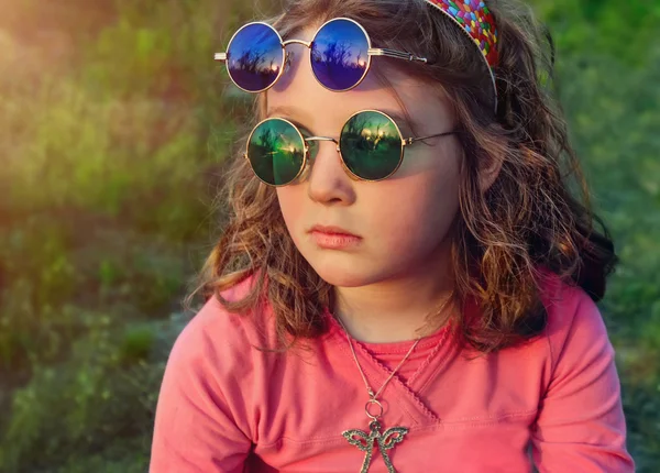 Menina em dois pares redondos óculos coloridos — Fotografia de Stock