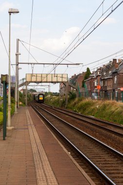 tren yolu yaya köprüsü