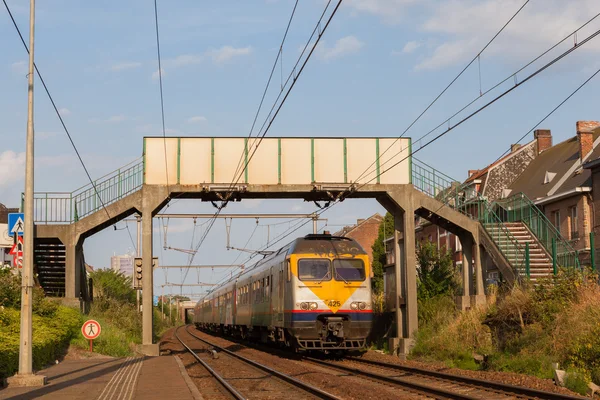 Gångbron över järnvägen — Stockfoto