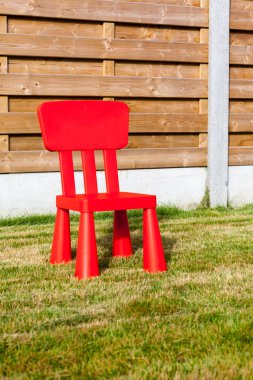 ahşap çit beyaz sandalye