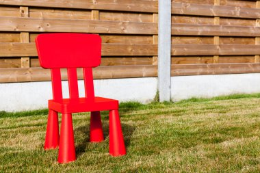 ahşap çit beyaz sandalye