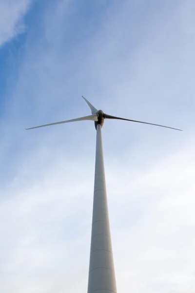 Blauer Himmel mit Windkraftanlage — Stockfoto