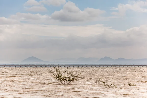 Wasser mit Brücke — Stockfoto