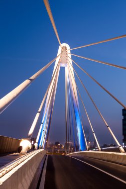 su üzerinde köprü