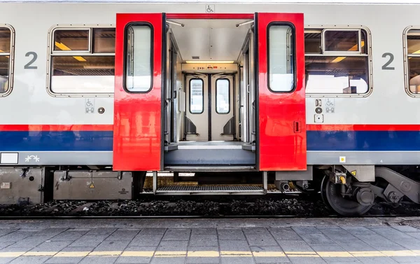 Portas abertas de um trem — Fotografia de Stock