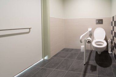 Bir okulun büyük binasında kamu engelli tuvaleti