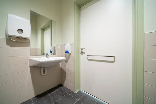 Toilettes Publiques Pour Handicapés Dans Grand Bâtiment Une École — Photo