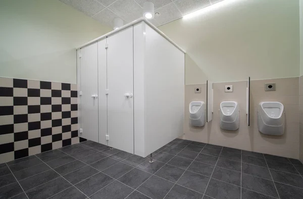 Urinale Und Toilettentüren Einem Altbau Nur Für Männer — Stockfoto