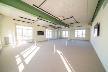 Bu boş ofis daha yeni yenilendi ve zeminde çok güzel bir halı var.