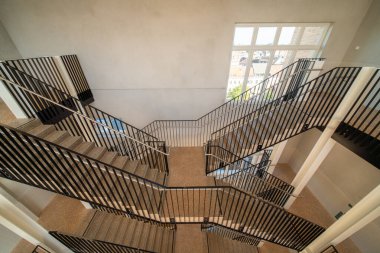 eski bir binada yer alan bu güzel merdiven