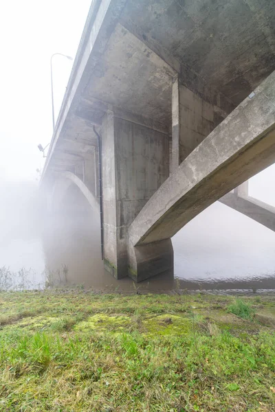 Туманное Утро Вдоль Реки Бетонным Мостом — стоковое фото