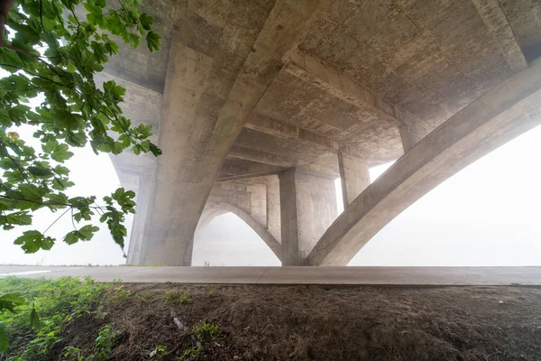 Туманное Утро Вдоль Реки Бетонным Мостом — стоковое фото
