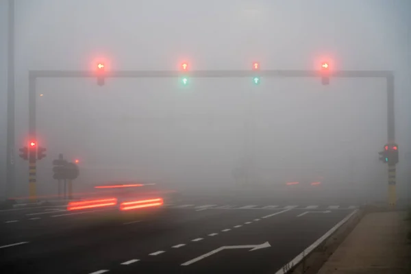 Früh Morgens Auf Der Straße Stehen Diese Ampeln Dichten Nebel — Stockfoto