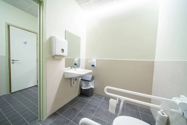 学校の大きな建物にある公衆トイレは — ストック写真